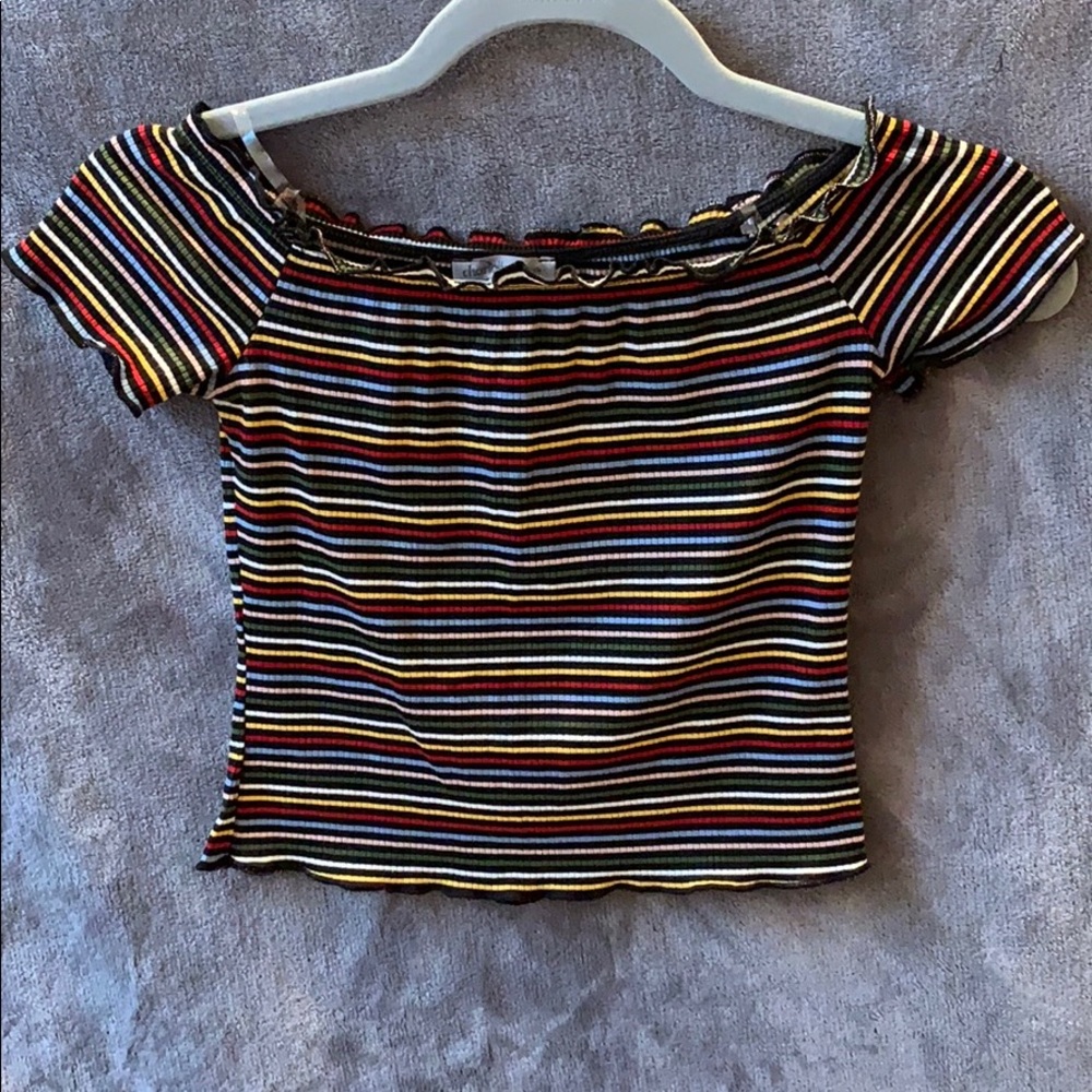 Off shoulders crop top.